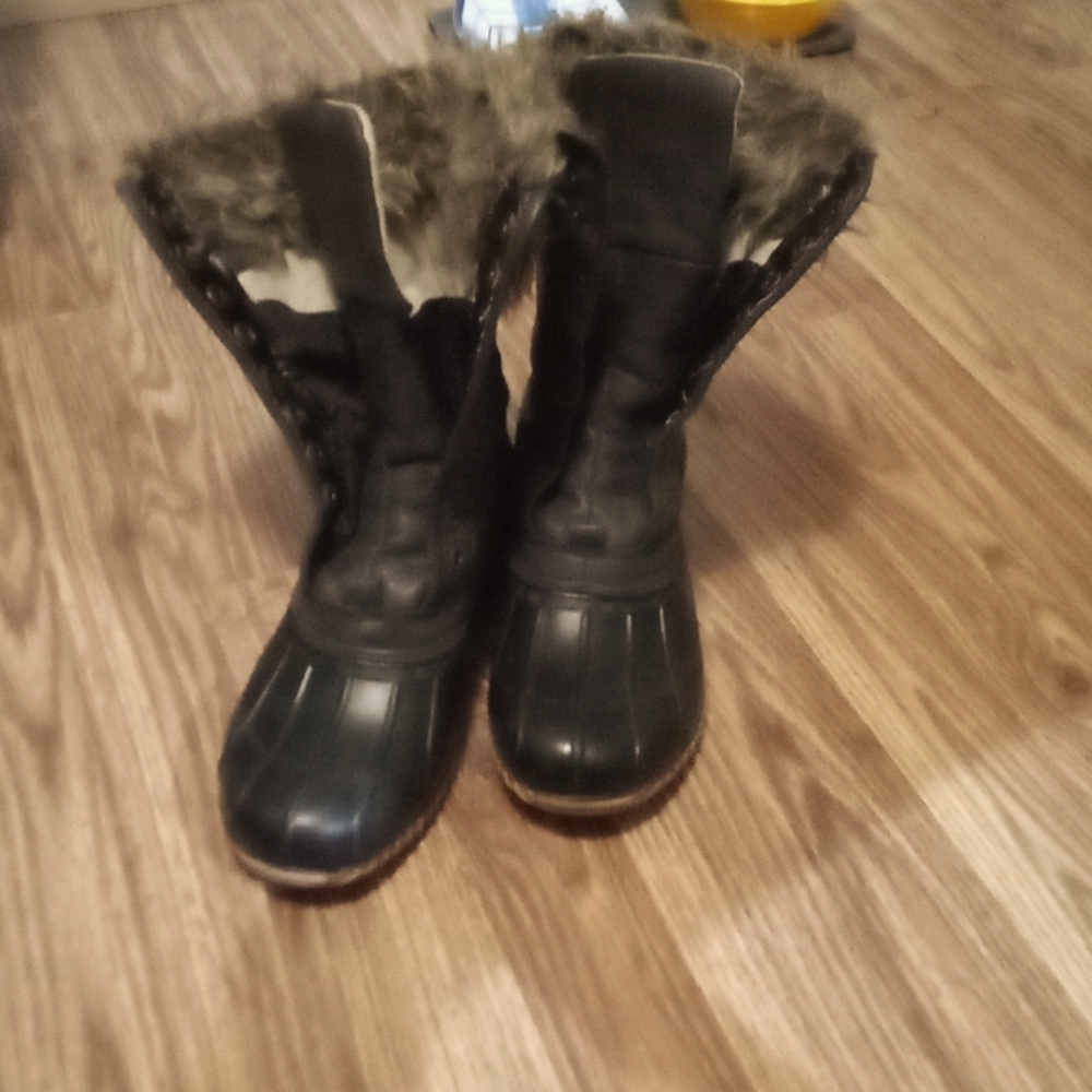 Woman snow boots size 8